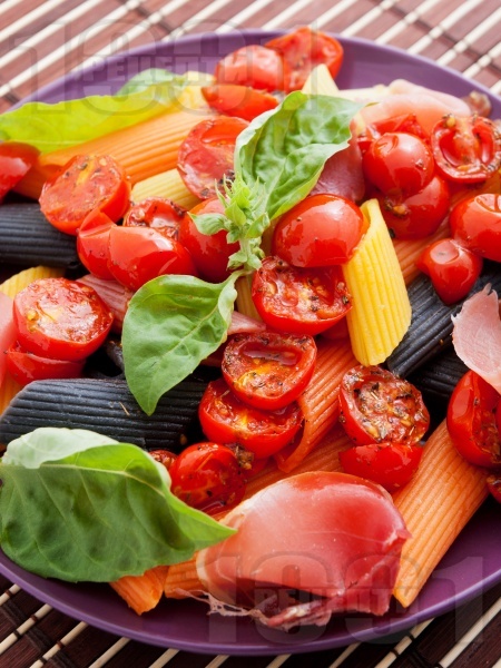 Многоцветна паста с чери домати, хамон и босилек - снимка на рецептата